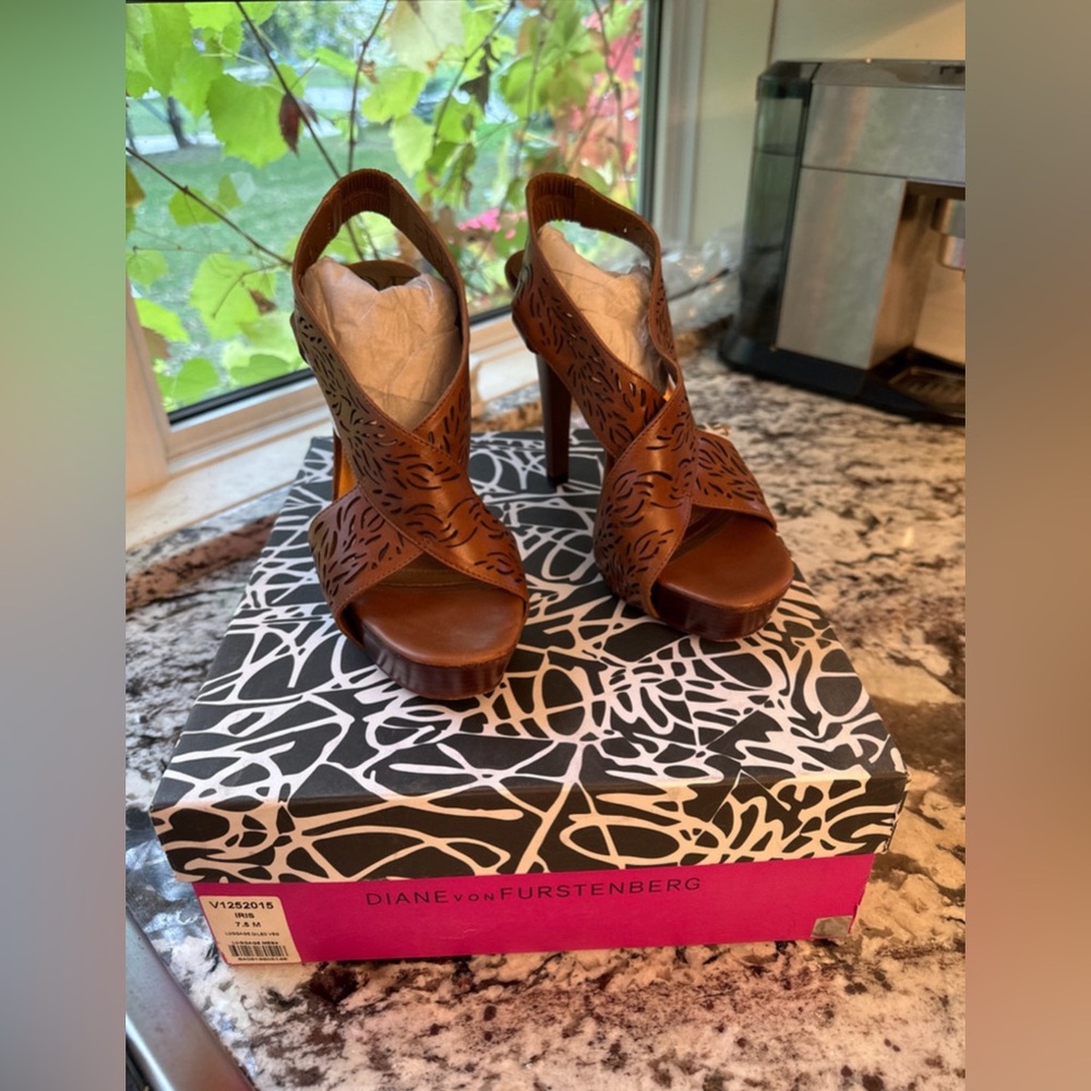 Diane Von Furstenberg DVF laser cutout platform heels tan 7.5